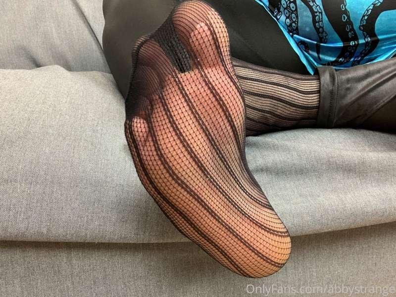 Feet in fishnet - photo set.