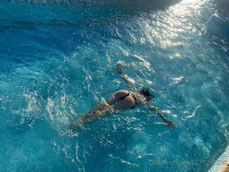 I love to swim but I'm afraid of the deep.

When I was a lit..