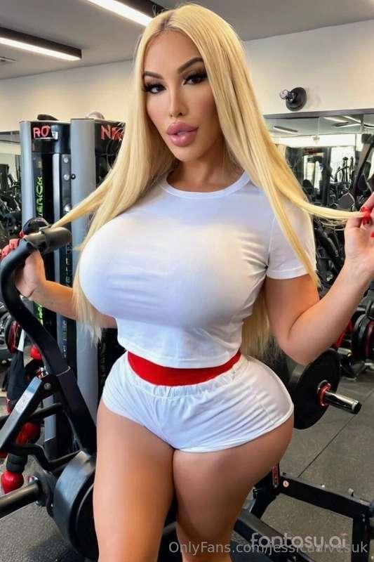 Who's willing to work me out this evening? 🥰🥵