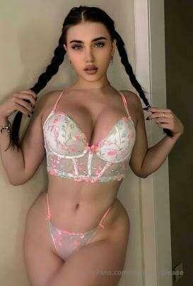 HOT BABYDOLL @stellamoon69 WITH BIG SEDUCTIVE TITS🍈🍈🍈🍈

🥵🥵🥵S..