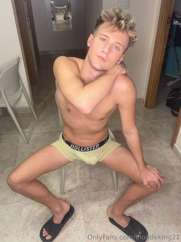There's plenty of space for you between my legs 😈