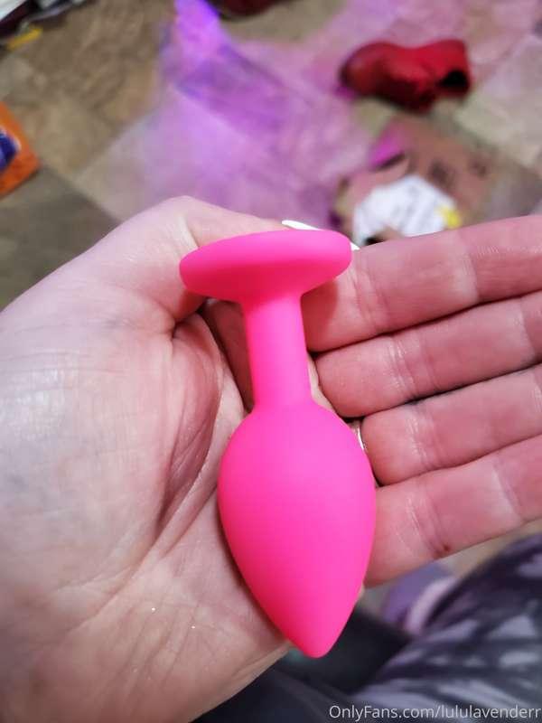 Who wants to see the photos of this in my ass? There's a vid..