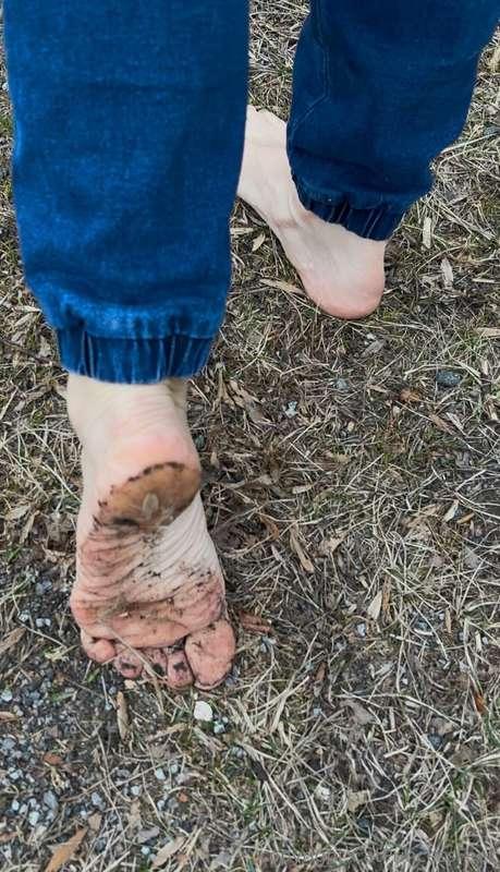 Mmm in the forest barefoot & fresh green pedi, dirty feet, p..