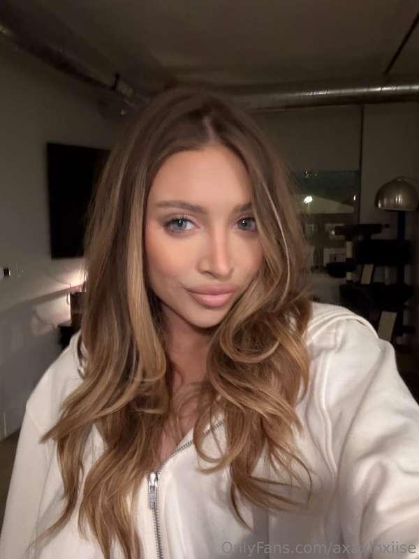 My stepbrother thinks I have the best tits, do you agree? 🔞😈..