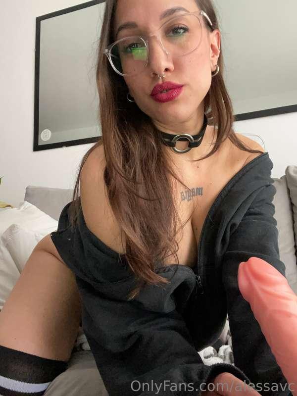 If this was your dick, what would you like me to do to it? 👅..