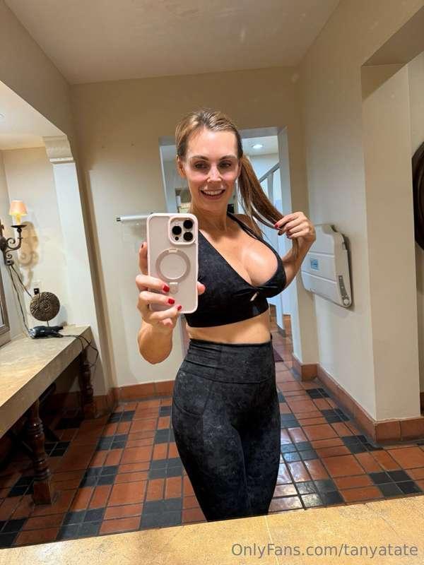 Fresh from the gym, luvs 😏 But don’t let this sports bra foo..