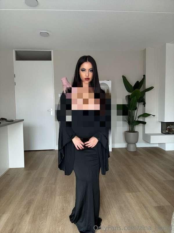 I present to you.. curvy Morticia 🦇🥀 Also, in the spirit of ..