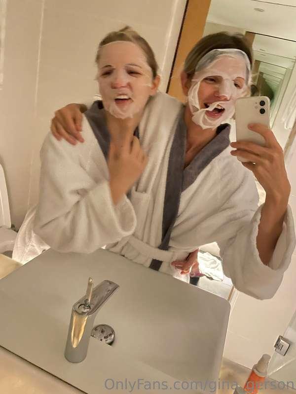 Good night 😘 with @foxyreid ❤️❤️❤️❤️