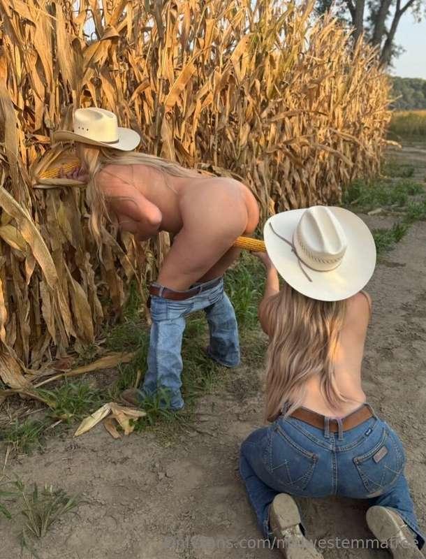 TWO GIRLS ONE COB!!!! Yall already know this country girl ca..