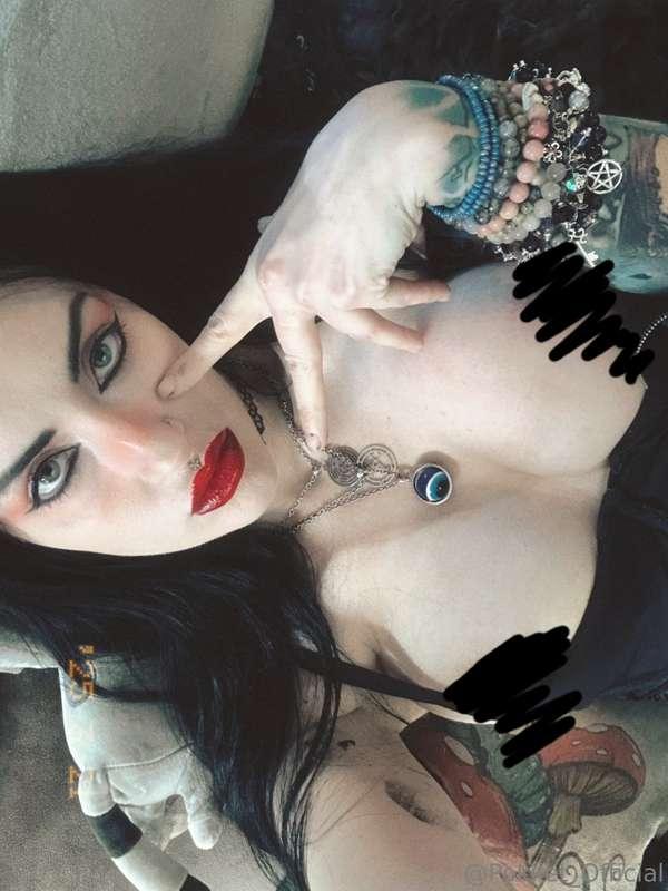 Goth girl uses Seduce... 🖤
