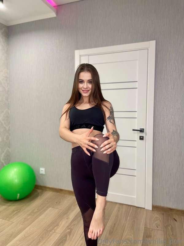 I love doing fitness, yoga and stretching!😊🥰 Sporty girls lo..