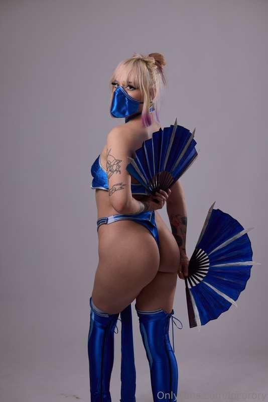 Kitanas sweet ass lookin sharp:P