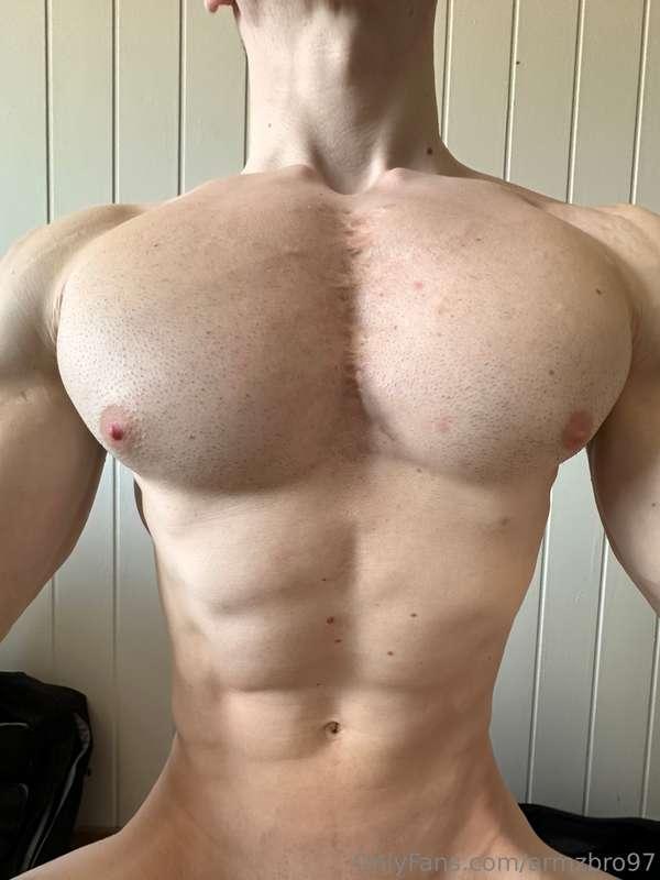 Captain big pecs 💪💪💪