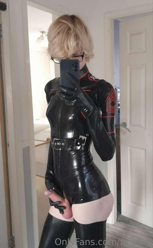 Would you serve me and worship my cock in this military getu..