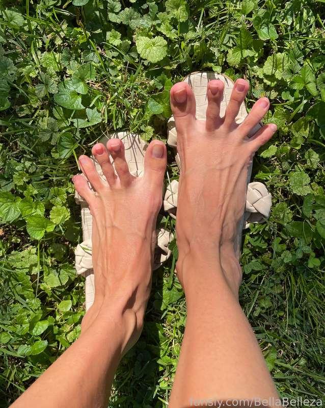 I love spending time outside 🫶🏼 gotta soak up the rays ☀️ How do you feel about bare nails on my long slender toes? 🦶🏼

#feet #footfetish #sandals #longtoes #baretoes #barenails #naturaltoes #naturalnails #outside #toespread #fyp #bellabelleza #toespreadqueen