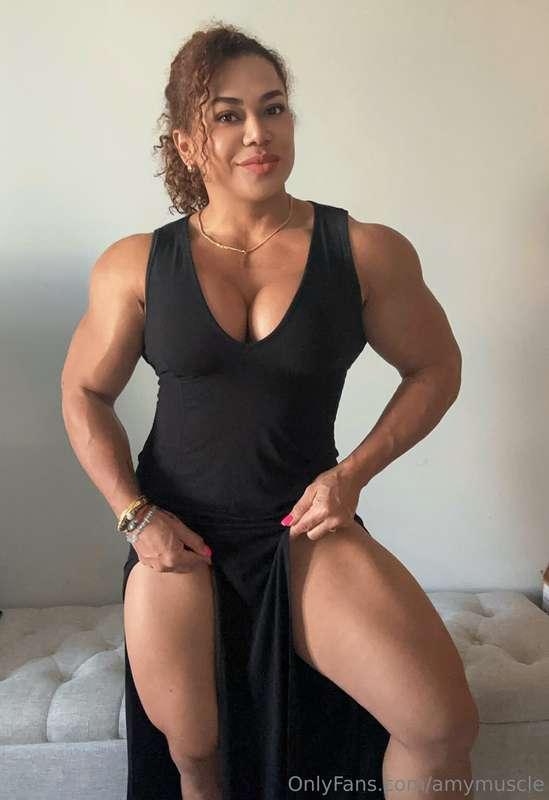 The dress looks better with muscles 🤗💪🏼