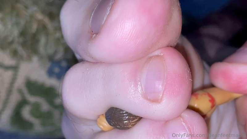 Toe cleaning