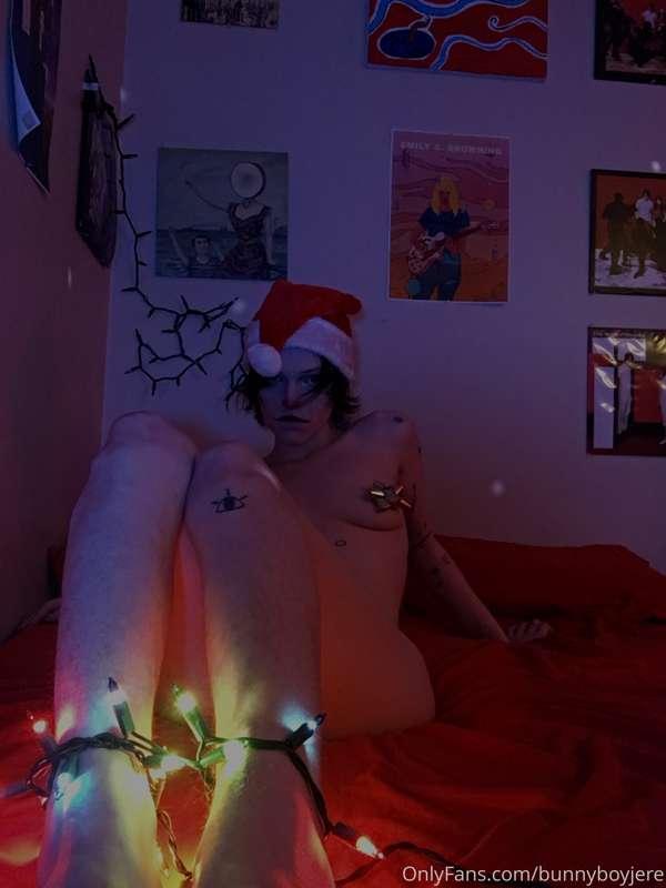 you seemed to have kldnapped a lil christmas elf :33 
well? ..