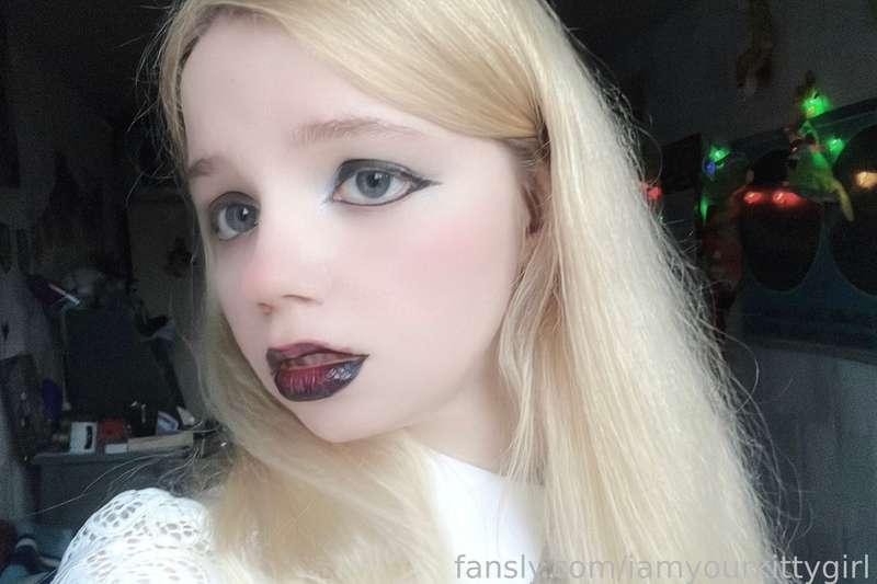 iamyourkittygirl image #1