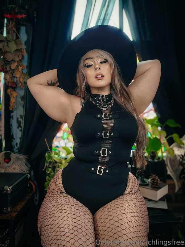 Your fav strong thicc witch is casting a lust spell on you~ ..