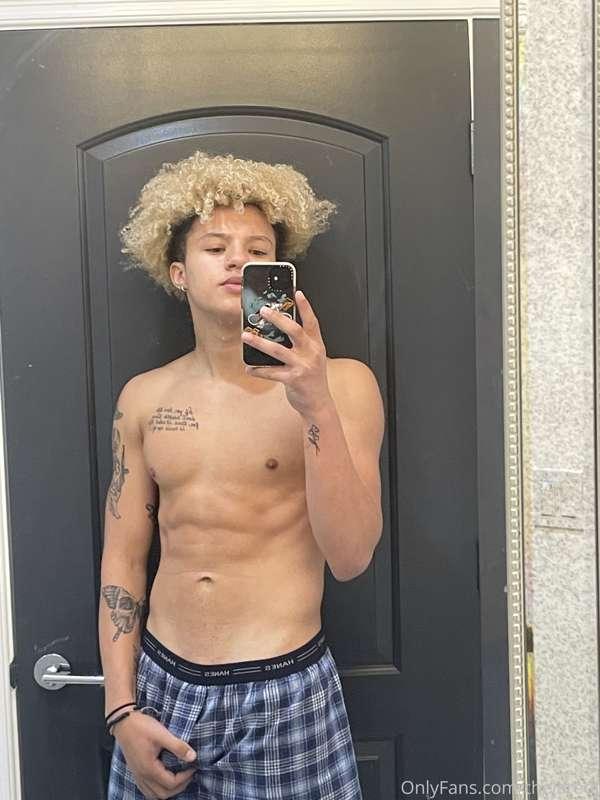 There’s a tease waiting for you in your messages 🍆😘