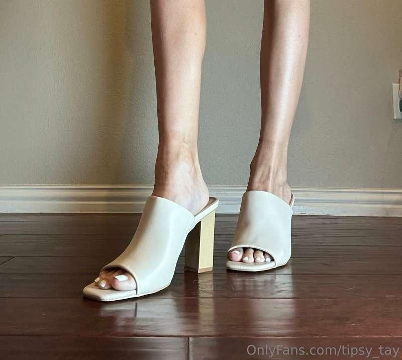 Bow before me beta boy and kiss my toes 😈😘