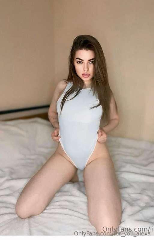 👄FREE SUBSCRIPTION👄 This sexy brunette @kira_vell with perfe..