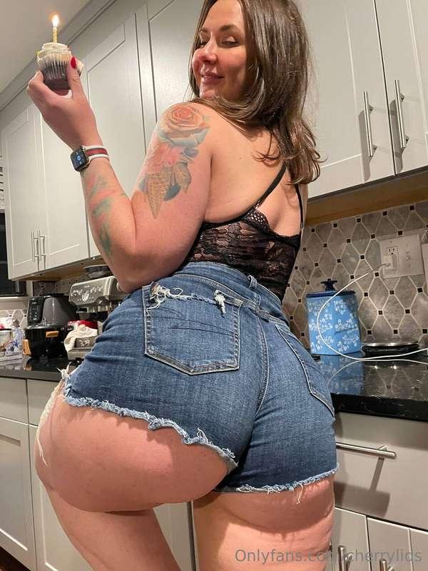 Come on and eat my cupcake 🍰 It's gonna melt in your mouth 😋