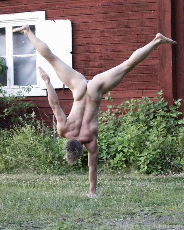 😂💪🏼 Love handstands!