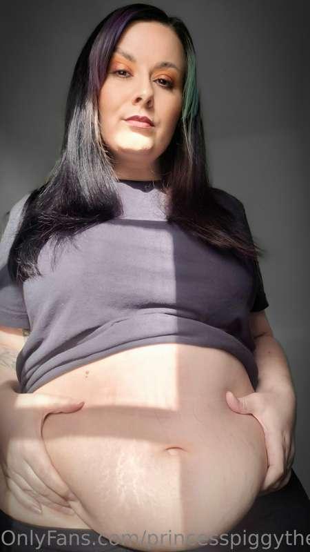 Hope this belly pic makes your monday a bit better 🖤 dont fo..