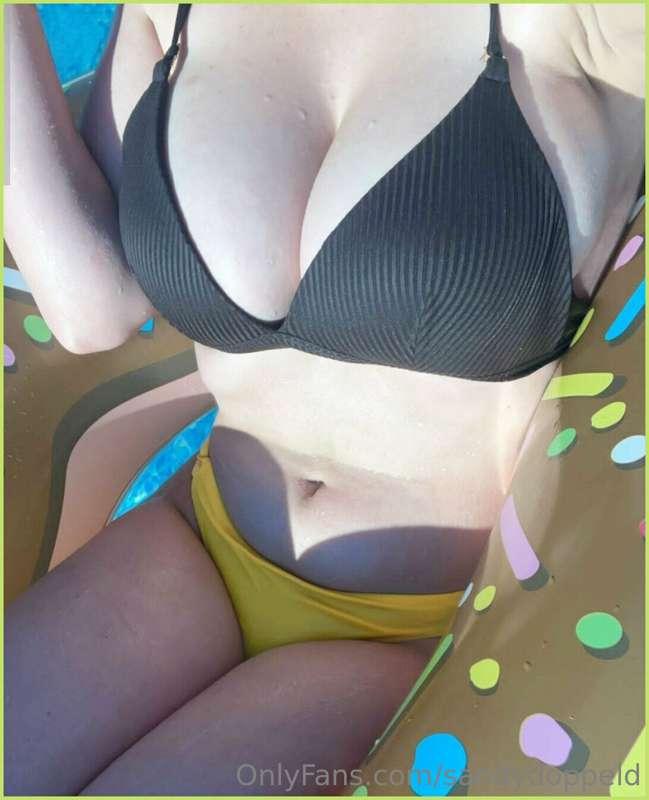 Feuchte Grüße aus dem Pool...
🛟💦🛟💦🛟💦🛟💦🛟💦🛟💦🛟💦🛟💦🛟💦