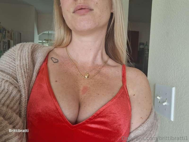 Mmm, cleavage 🤤 🤤 🤤 