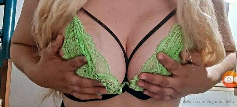 my tits are hot i really want us to play 😍🔥 @victoriacalixta..