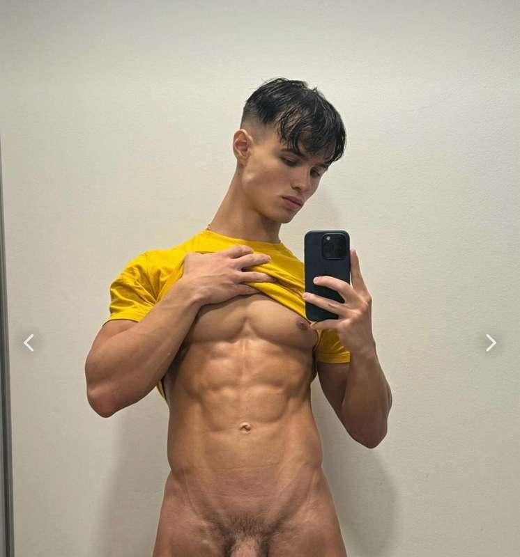 18 years old student FREE trial 😍 @dennisdillon just turned ..