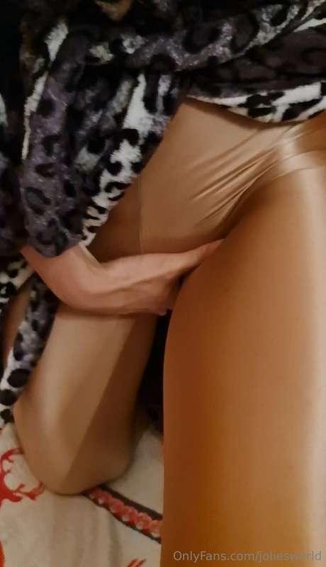 Time to Masturbate with my Golden Pantyhose 😍🤎 Happy Friday ..