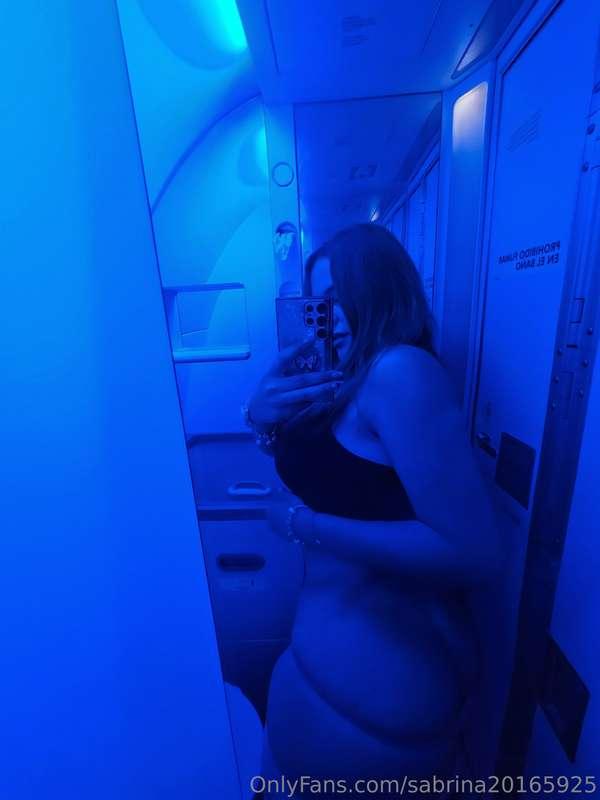 Y si lo hacemos en el avión 💦😈😋👉desliza