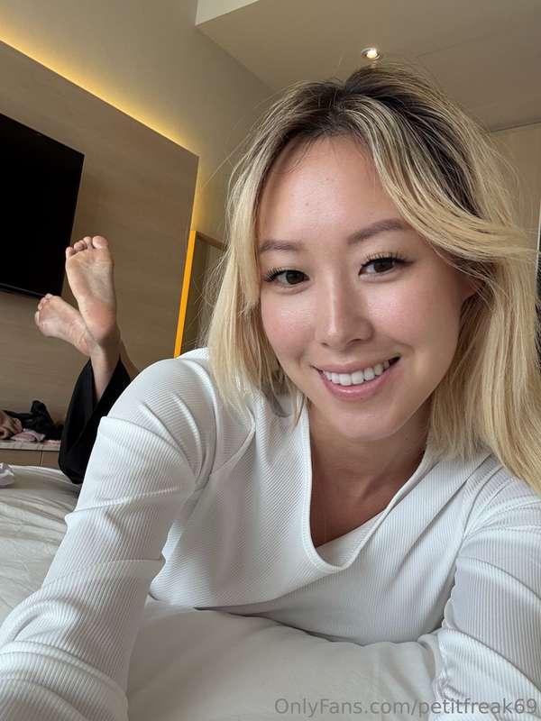 Submissive Asian Bella is ready to worship your cock and beg..