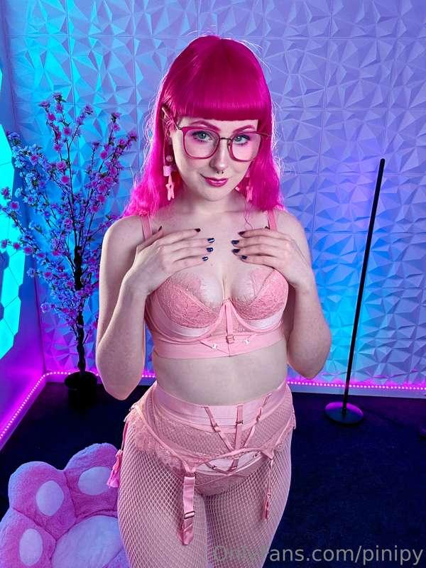 Feeling cute in this set. I tried a few different facial exp..