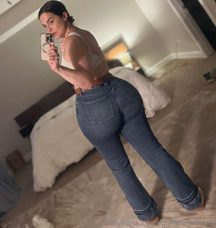 My new mom jeans are insanely comfortable 🍑