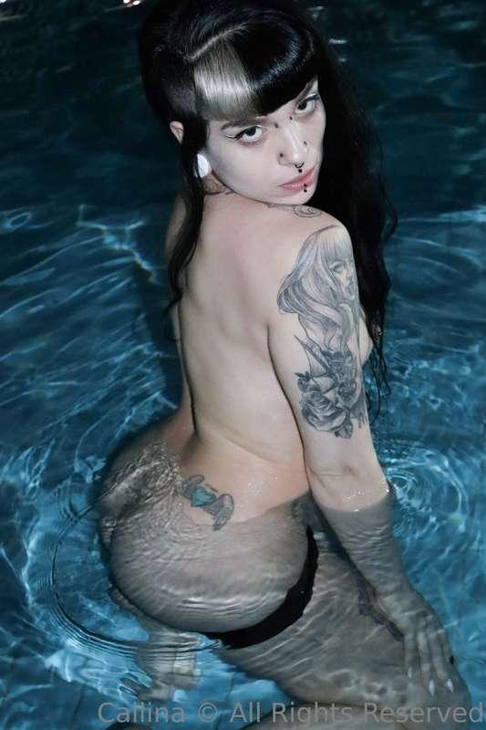 My peach wet at midnight 💦