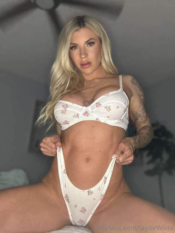 I’m in bed and bored...any requests? 🥵