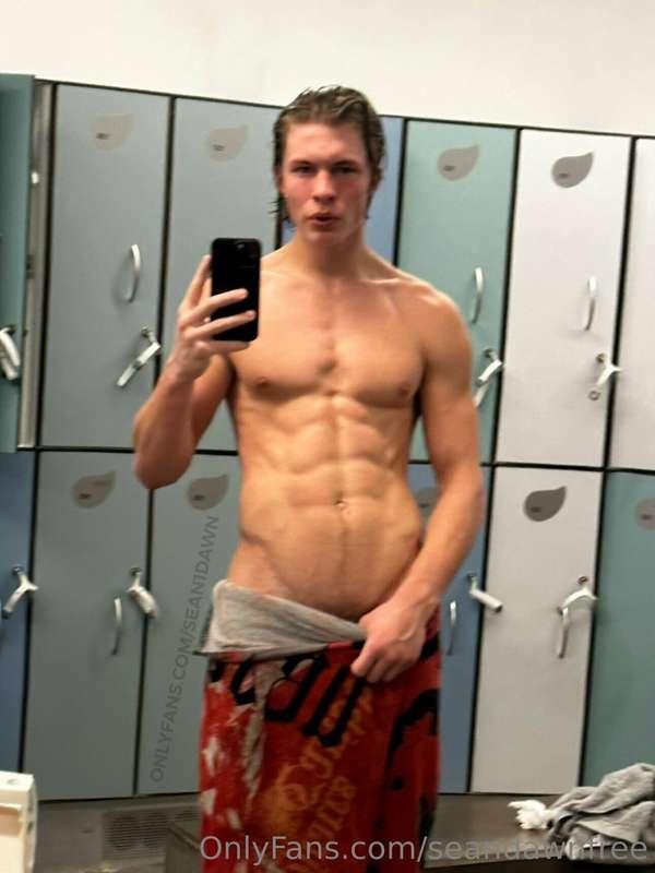 Wanna see more on what’s behind the towel?😎