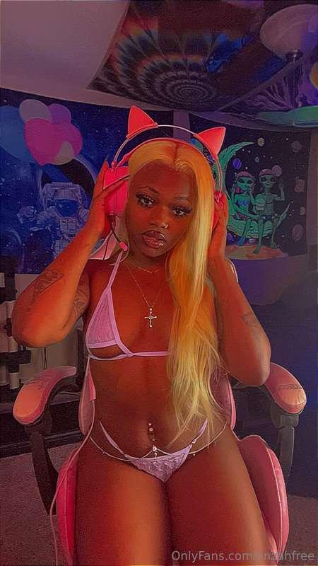Come watch me squirt and put this dick down my throat