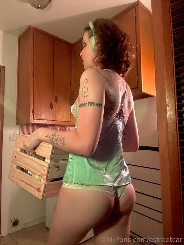 doing your laundry. can you kiss me as a thanks?