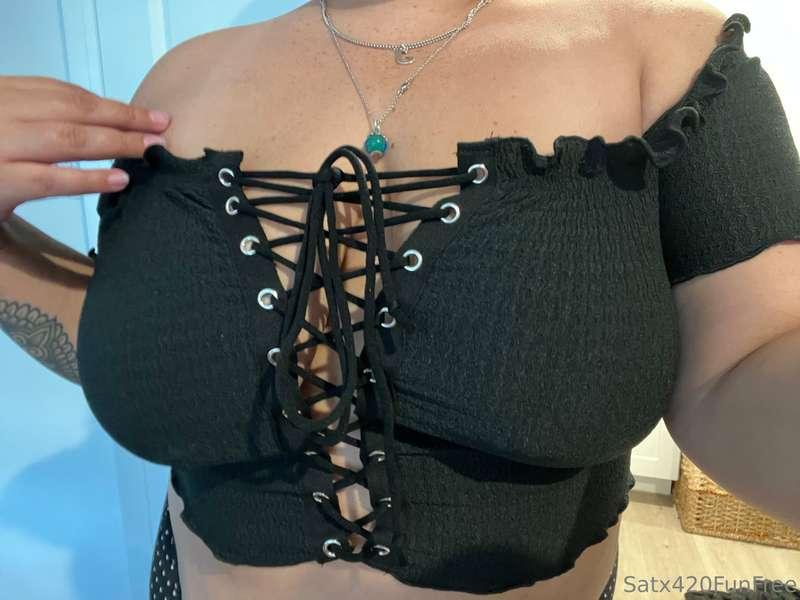 pov i just called you on facetime to show off my new tops 🖤🖤