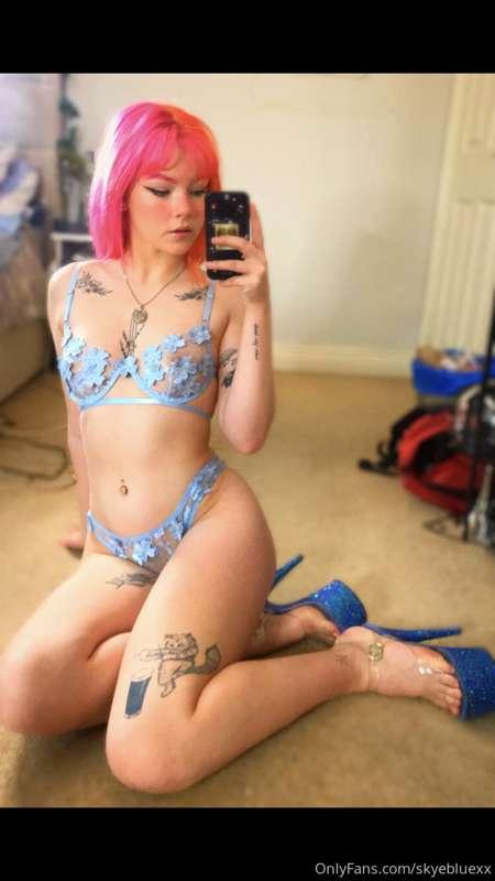 Monday blues🦋 what’s the first thing you’d do to me?😈