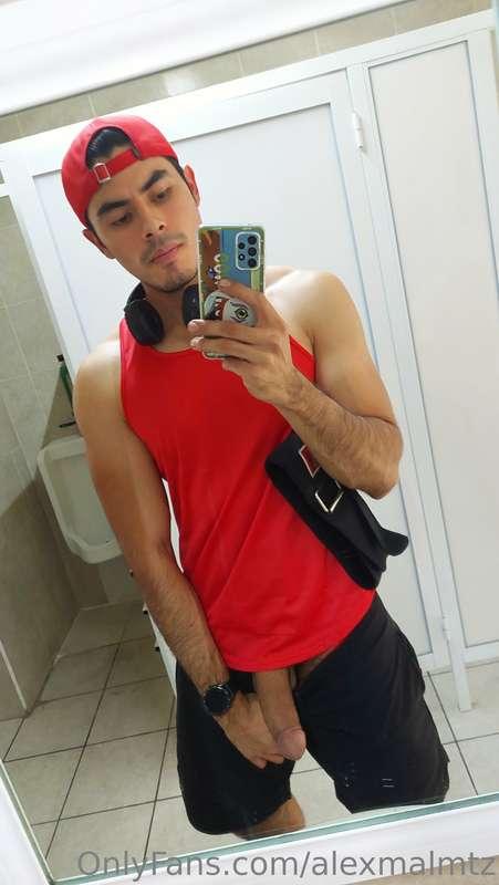 Me esta gustando tomarme fotos en los baños del gym
