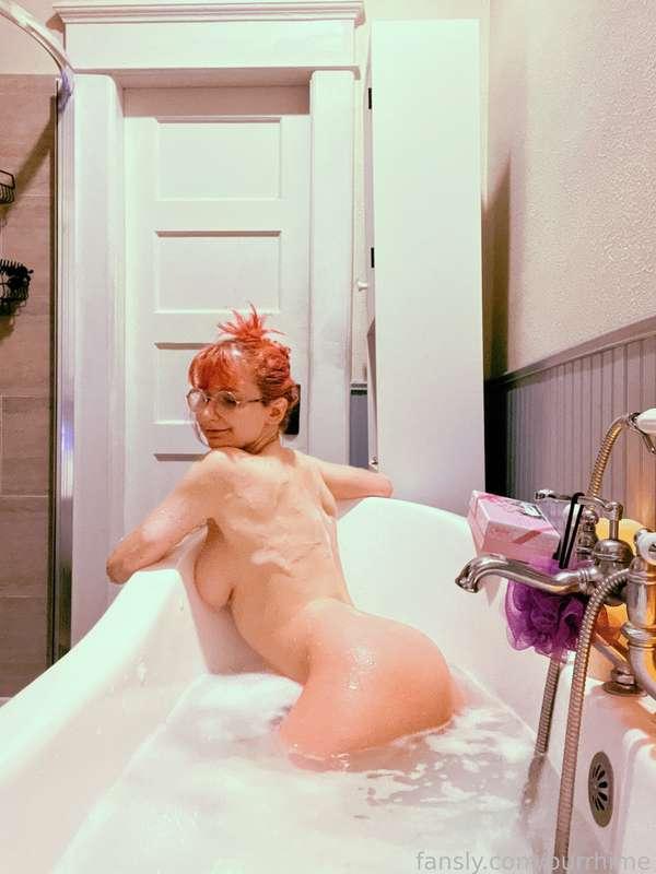Come take a bath with me? 🥰💖 after Monday of Anime Expo I got to use my friend’s clawfoot tub and bubblebath and took some pictures!! I hope you like them 👁👅👁