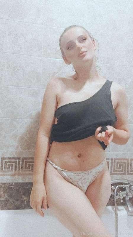 papi my pussy is so wet right now tip me $5 for nudes this d..