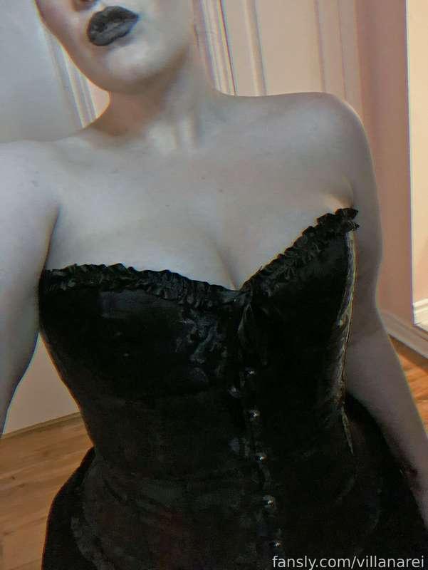 I think I should wear corsets more often, what about you? 😌

#fyp #corset #goth #blacklipstick #alternative #cleavage #boobs